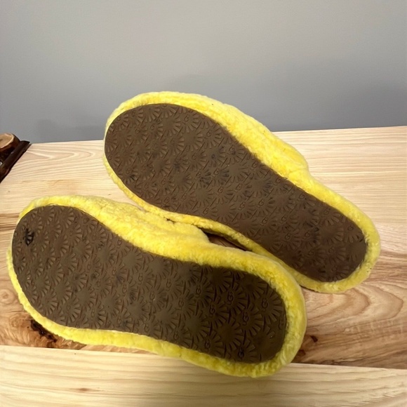 UGG Fluff Yeah Slides in a yellow - size 5 - Picture 5 of 5